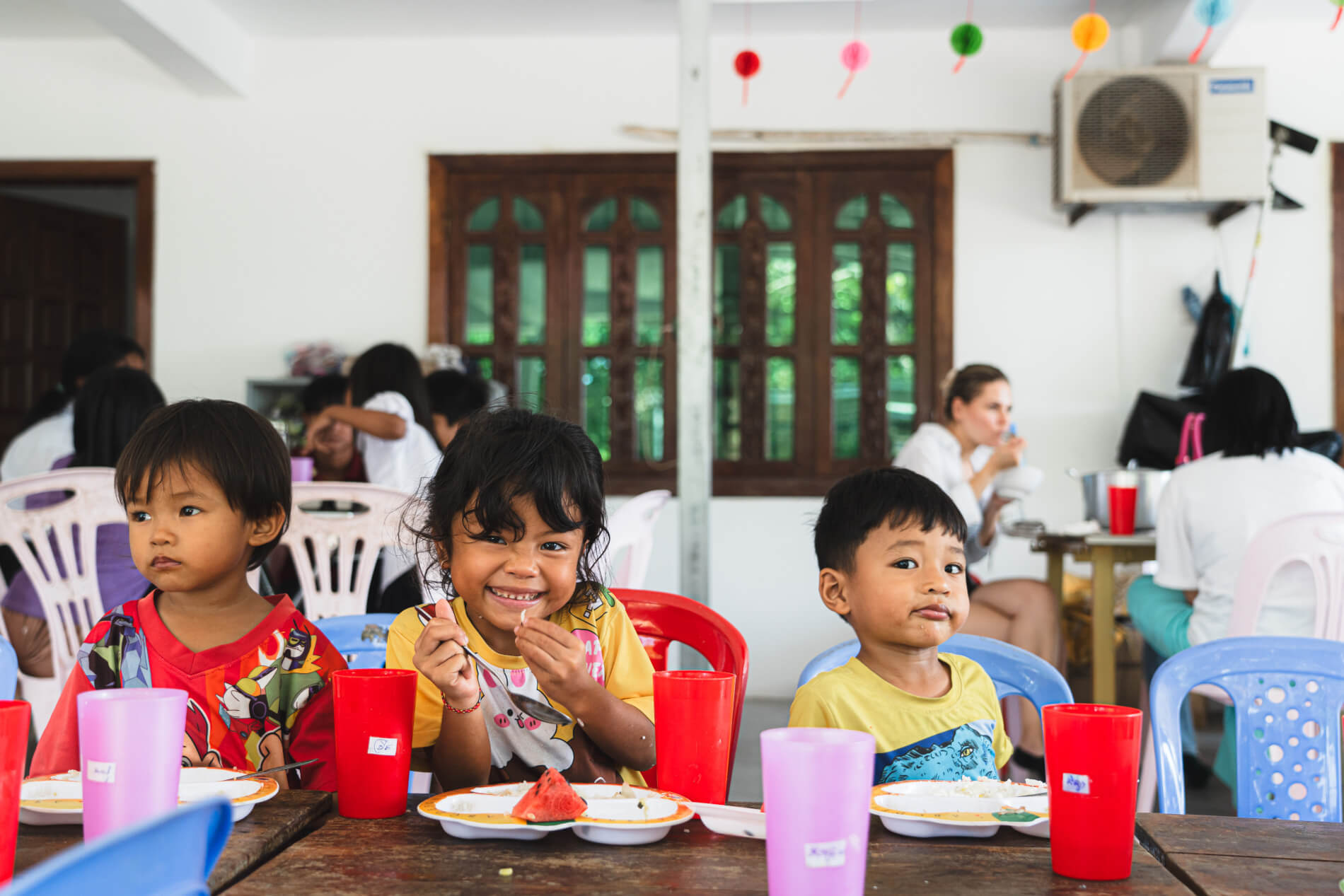 Des enfants cambodgiens prenant leur déjeuner