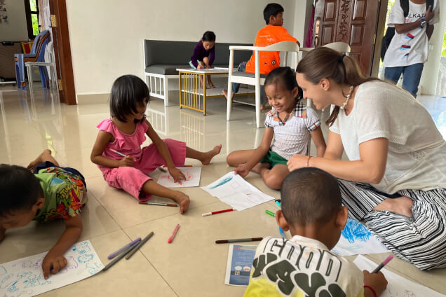 une volontaire avec des enfants cambodgiens lors d'un atelier d'art