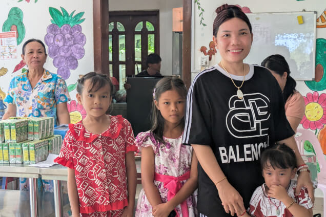 une femme cambodgienne avec ses enfants