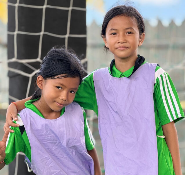 deux petites filles cambodgiennes font du sport