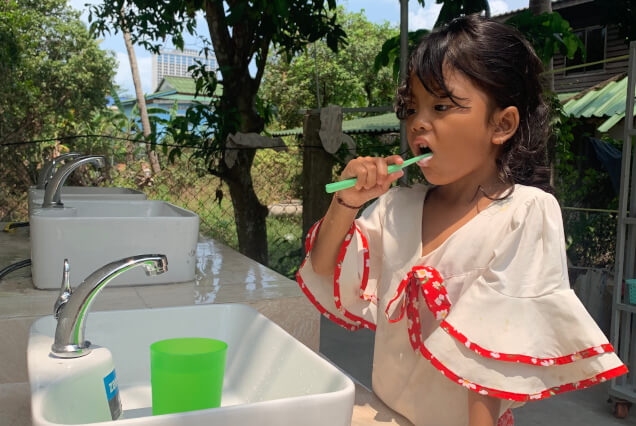 Un enfant cambodgien se brosse les dents