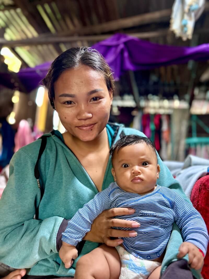 Une jeune femme tenant son enfant dans ses bras