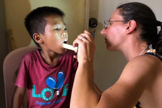 Un enfant cambodgien passe une visite médicale