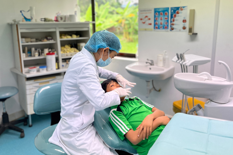 Un enfant cambodgien consulté par un dentiste